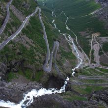 展望台から見下ろすつづら折りの道