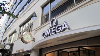 お店の入口のＯＭＥＧＡの大きな文字と時計が目印です。