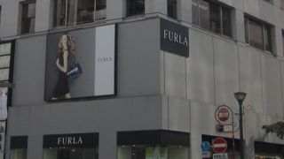 松屋通りの交差点にあります