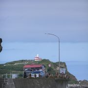 高島岬の小高いところに赤と白の目立つ灯台