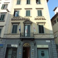 正面玄関はスカラ通り、右側路地の奥方向に建物が広がります