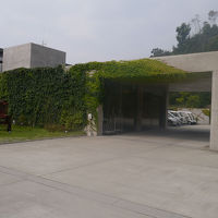 パーク棟正面玄関前