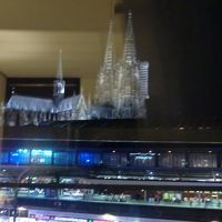 いつまでも明るい駅周辺