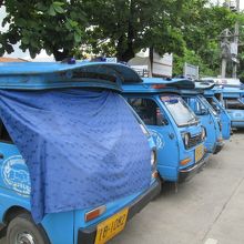 チェンライ独特の小さな青いソンテウがずらりと並んでいます