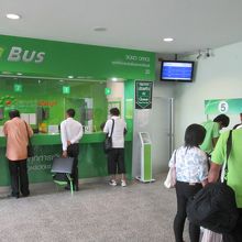 一番右側の窓口右横の機械で整理券を発行してもらいます