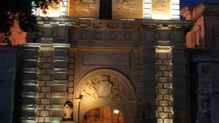 趣きのある石のゲート