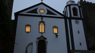 お城の横にある教会を使った本屋