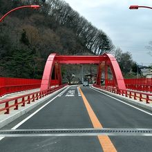 架け替えされてきれいになった。