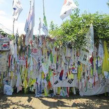 自由の橋の柵です。もう付けられません状態です。