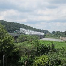 臨津江鉄橋を都羅山駅の列車が渡ります。