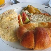 朝食です。オムレツやワッフル、その場で作ってもらえます