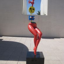 屋上にある彫刻は撮影可能