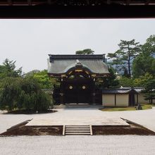 宸殿からの唐門です