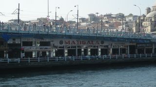 旧市街と新市街をつなぐ活気があり憩いのスポット「ガラタ橋」～イスタンブール～