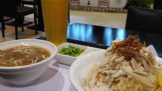 ゆっくりできる空港。美味しいパイナップルケーキもここで買えます！