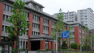 昔は横浜生糸検査所だった建物