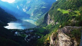 ガイランゲルの町と湾が一望できるFlydalsjuvet（フリーダルスユーヴェ）展望台 夕景がお勧め