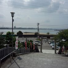 亀崎港を望む。対岸の三河まで眺められます。