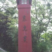 赤い塔が目印の寺院