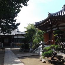 手前右が八角堂(大師堂)・奥が本堂