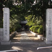 門柱。奥に山門あり