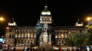 賑やかでお店もたくさん