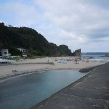 浜を分断する河口