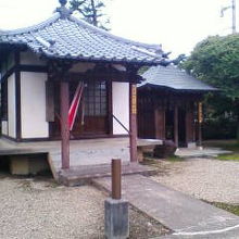 於岩稲荷大明神と右は浄行菩薩