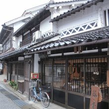 統一されたなまこ壁の街並