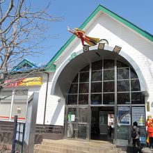 石巻駅で未来を指さす００２