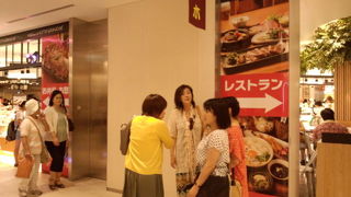 新品なビル内で椅子とテーブルが利用可能