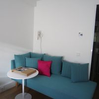 カウチがあり、テイクアウトのご飯もくつろいで食べられます