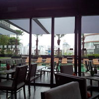 プールが見える場所で朝食です