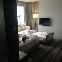 新しいホテルは窓が大きくとても明るいです