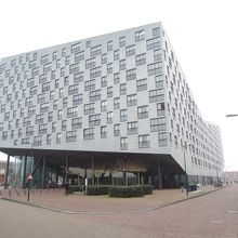 奇抜なデザインの集合住宅1