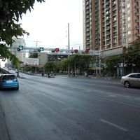 ホテル前の6車線道路。夜遅くまで交通量ありうるさい