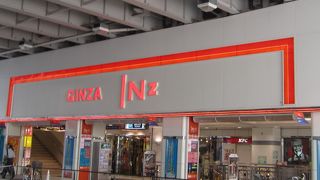 高速道路の高架下のショッピングセンター