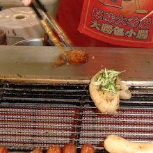 大腸包小腸（もち米のホットドッグ） ５０元 