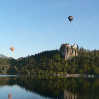 湖畔に気球が飛ぶ