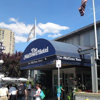 高層ビルではなく二階建て