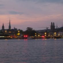 遊覧船から見た夕暮れのチューリッヒの街です。