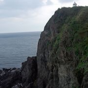 高島岬の先端の高台上にある現役の灯台