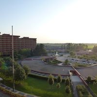 ホテルの前の扇形の部分にカルフール。閉店は早い。