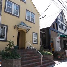 手前の茶色い建物(登録先による)