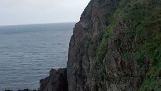 高島岬の先端の高台上にある現役の灯台