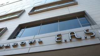 スパもボウリングもカフェもある！