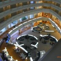 下に見えるロビーフロアで楽器の生演奏が行われます。