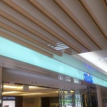 新宿駅とほぼ一体化しています。