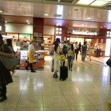 東京駅構内　新幹線乗り換え口の前