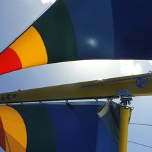 さわやかに風の力で波をまたぐ